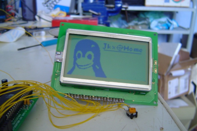 Little Tux on a LCD